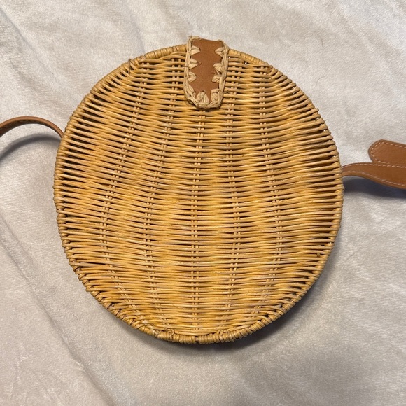 Universal Thread Round Woven Crossbody Bag in Natural and Tan - Picture 4 of 6